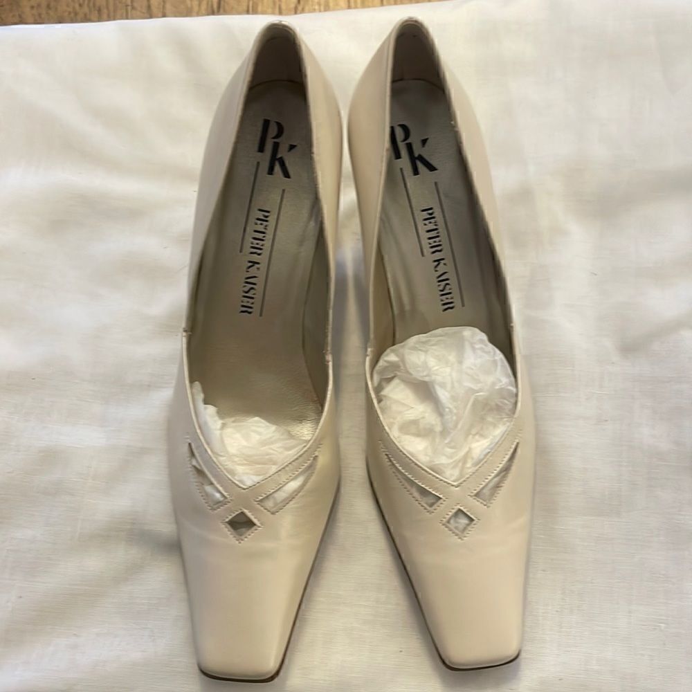 PETER KAISER PEARLY BONE COLORED PUMPS.  NEW